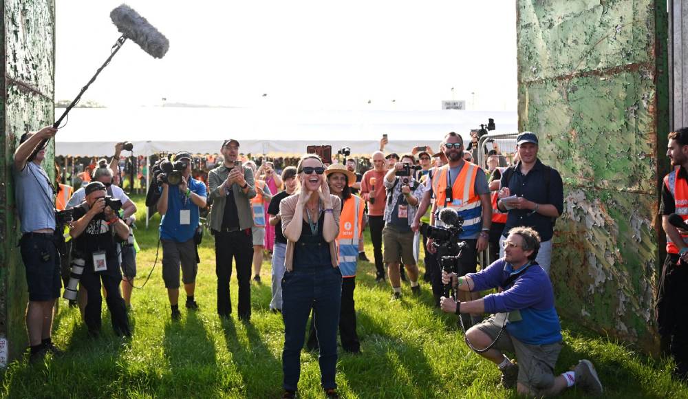 Glastonbury 2024 abre seus portões. Festival vai grande de sexta a domingo, mas desde hoje tem show. Sexta a BBC transmite a Dua Lipa ao vivo para nós