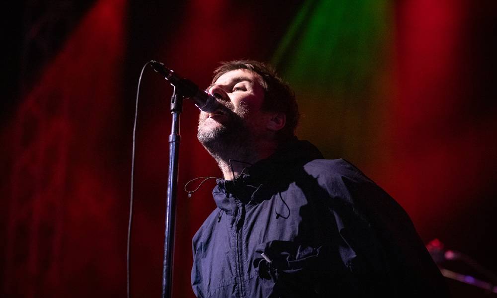 Liam Gallagher começa os  bombados shows do  disco de estreia do Oasis. Cantando até “Half the World Away”, que era “música do Noel”
