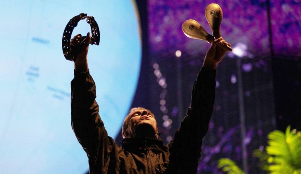 O rapper Liam Gallagher canta a “Columbia” diferentona em show em Manchester