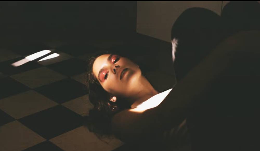 CENA – A perigosa cantora carioca Tontom, de 17 anos, e o estranhos jeitos de entender um sucesso hoje em dia