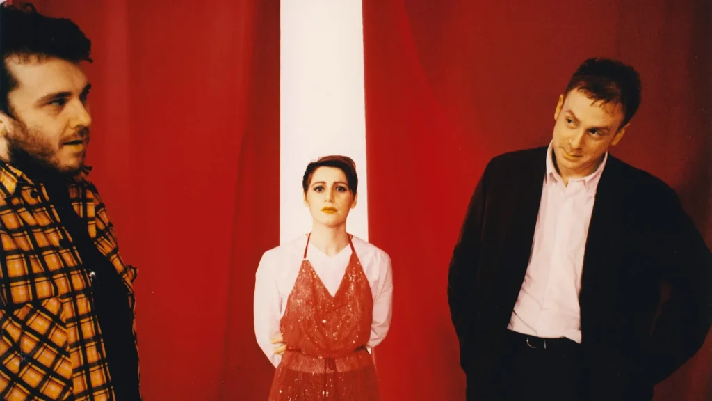 O Cocteau Twins vive! Vem aí uma reedição de “The Moon and the Melodies” (e outras coisinhas)