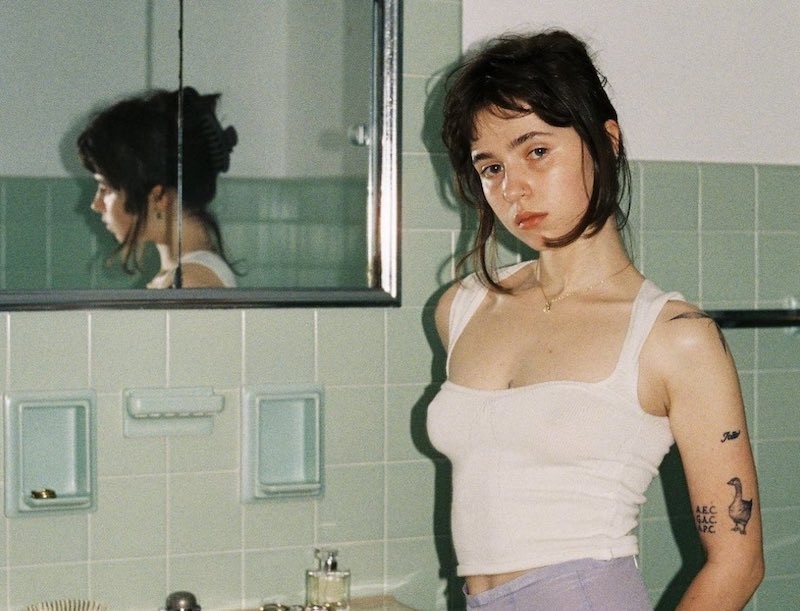 Popnotas discos – As ótimas novidades sonoras da Clairo, do Cigaretts After Sex e do revigorado Travis