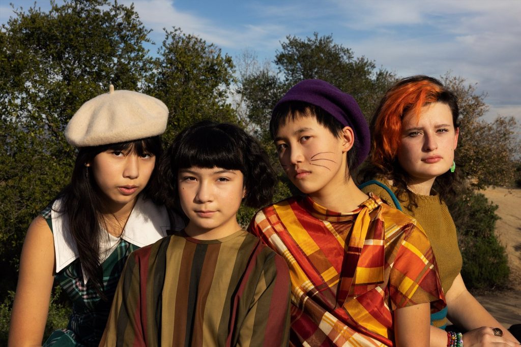Popnotas – Lá vem elas: The Linda Lindas marca data para o lançamento do segundo disco e solta a inédita “All in My Head”. A primeira vez do Bikini Kill em um talk show. E o Childish Gambino soltando mais uma de suas últimas músicas