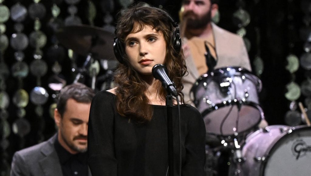 Popnotas – Clairo invade o programa do Fallon com a linda “Juna”. O Decemberists também apareceu em rede nacional. E o momento fã do Brandon Flowers na Inglaterra