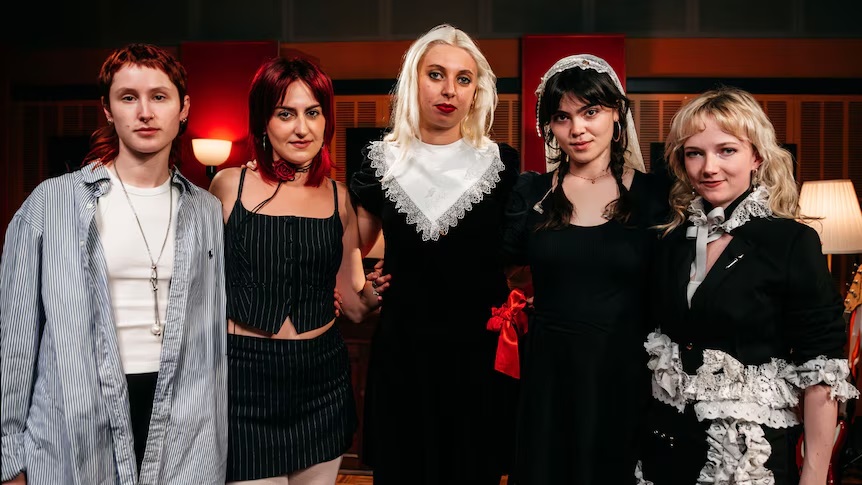 Popnotas – The Last Dinner Party fazendo Blondie. As quatro novas músicas do novo disco misterioso do Bastille. E o indie invadindo uma série de TV infantil