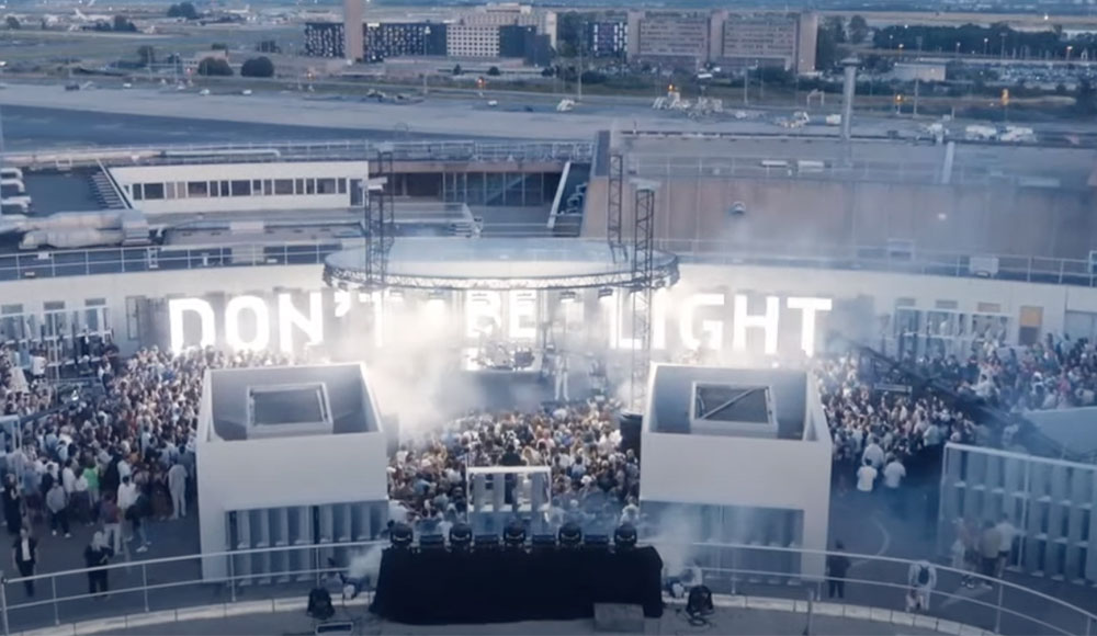 Air tocando no rooftop do aeroporto de Paris (com o Phoenix). Por que  não?