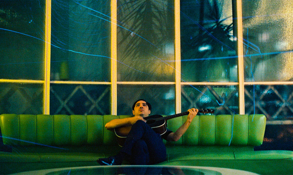 CENA – Apeles lança o “nosso” álbum global “Estasis”, feito para tocar (e ser ouvido) num clube imaginário. Se gostamos? Óbvio…