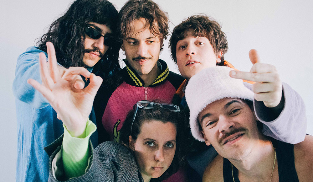 CENA – O nome da banda é Exclusive Os Cabides. E você vai ouvir falar bastante deles depois que o disco novo sair, amanhã