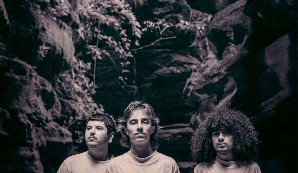 CENA – Complexo trio de “Três”. Banda paranaense Hoovaranas solta caprichado novo disco e toca em SP em agosto