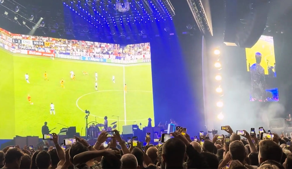 The Killers interrompe show em Londres para mostrar no telão os minutos finais do histórico jogo da Inglaterra na Euro. E volta com Mr. Brightside…
