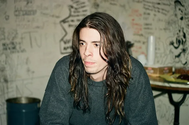 Há 30 anos, Dave Grohl montou o Foo Fighters depois de encontrar um fã do Nirvana no meio do nada, na Irlanda. Esse fã apareceu agora…