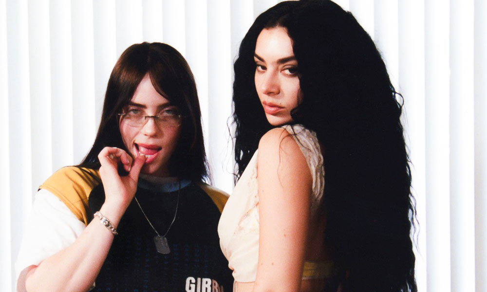 Sobre a cor da calcinha. Charli XCX chama Billie Eillish para single e vídeo da ótima “Guess”