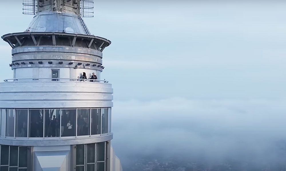 Billy Idol cantando o hino “Rebel Yell” ao vivo no topo. No topo do Empire State Building!
