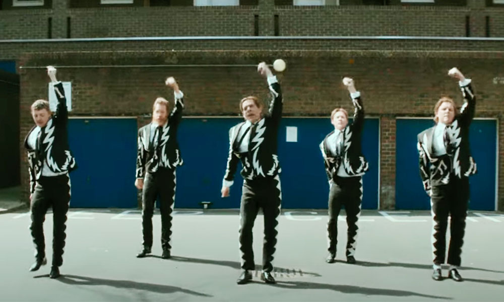 The Hives, sabe quem?, faz dancinha em novo vídeo. Veja o ótimo visual para “Rigor Mortis Radio”