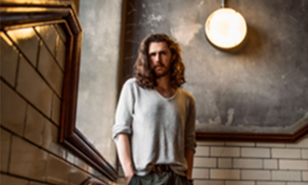 Hozier mexe em armas para lançar seu novo EP, “Unaired”