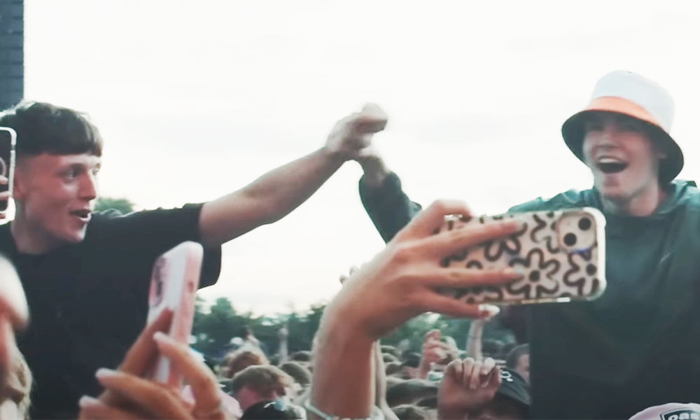 Vamos mudar de assunto? Nããão! Agora é o Liam lançando um  vídeo oficial de “Half the World Away”, do Oasis