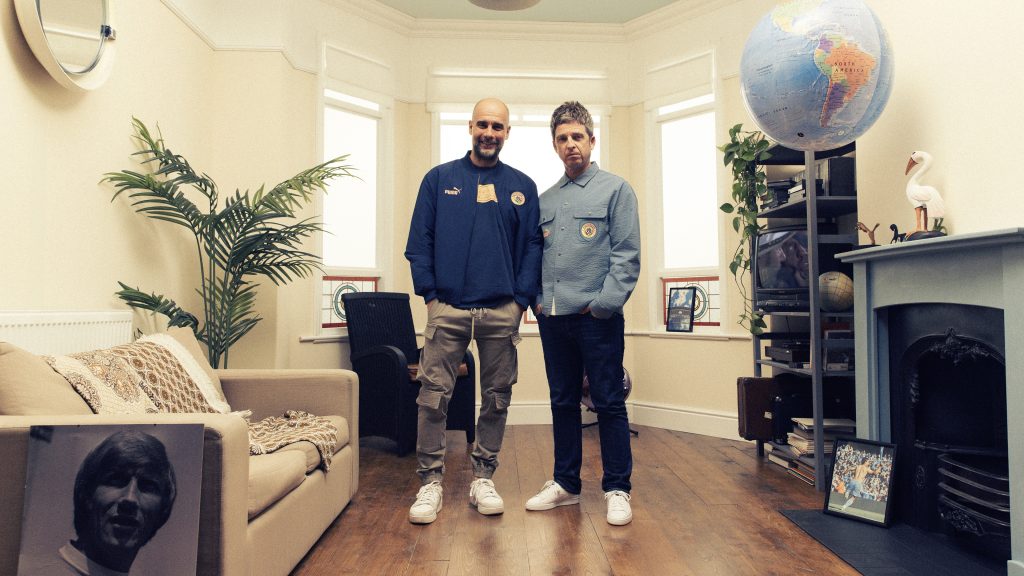 O futebol é (brit) pop: Manchester City lança camisa em homenagem ao discaço “Definitely Maybe”, do Oasis. Criada pelo Noel Gallagher, claro