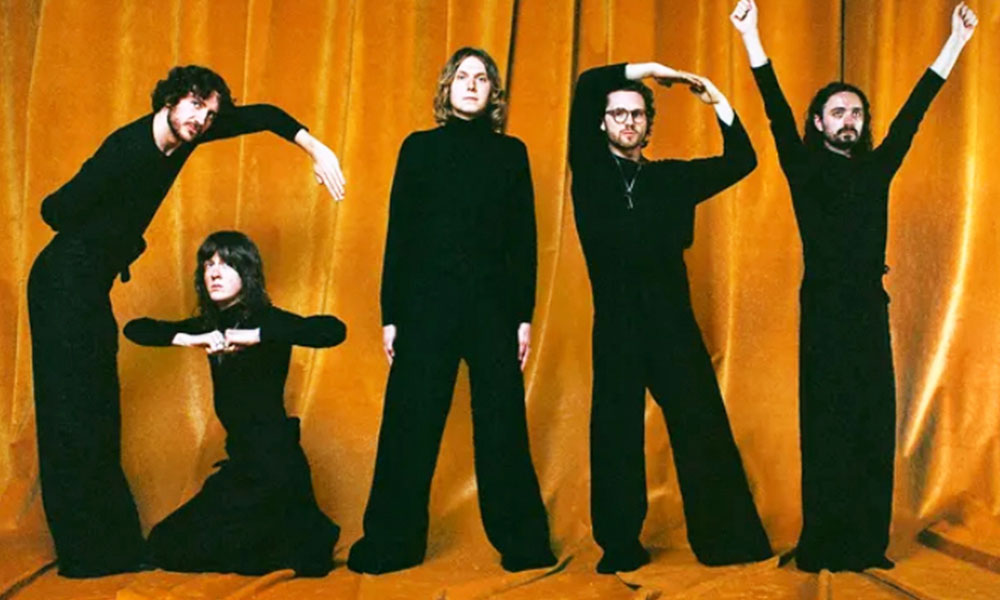Popnotas – Com single novo, os Blossoms nos prepara para a chegada do “Gary”. Em NYC, Tim Bernardes canta Milton com o Badbadnotgood. E o Kills levando a Billie Eilish para a garagem