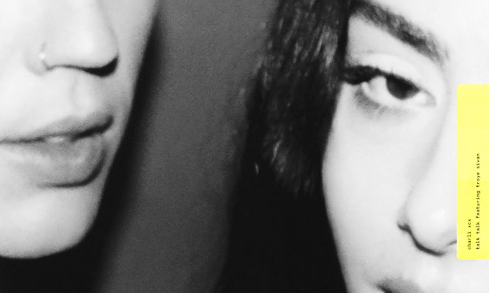 Dua Lipa chama a Charli XCX e o Troye  Sivan para uma festinha na casa dela. Em espanhol. Isso é “só” o remix de “Talk Talk”, música do “Brat”