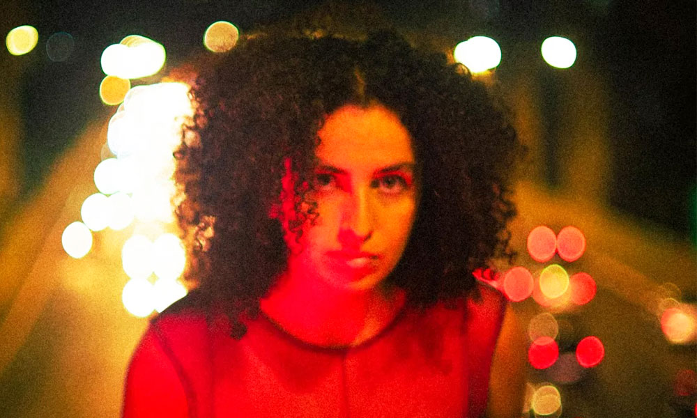 CENA – Dora Morelenbaum, enfim, solo. “O Bala Desejo durou mais do que a gente esperava”