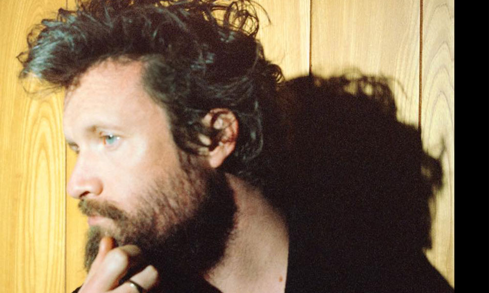 Father John Misty e o musicão novo, “Screamland”, de 7 minutos. Álbum novo chega em novembro e vai se chamar…  “Mahashmashana”
