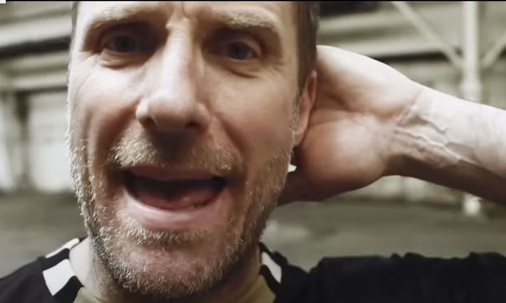 A cadeirada do Sleaford Mods no Reino Unido. Ouça “Bang Someone Out”, que vem com vídeo “obra-de-arte”