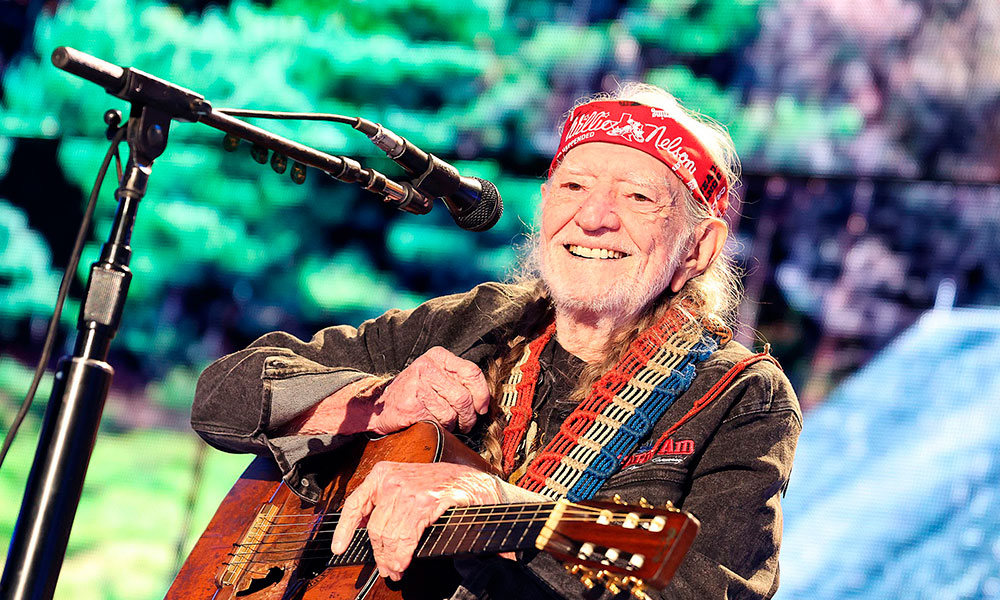 Hein?! A lenda Willie Nelson, 91 anos, fazendo cover triste de  hino indie dos… Flaming Lips
