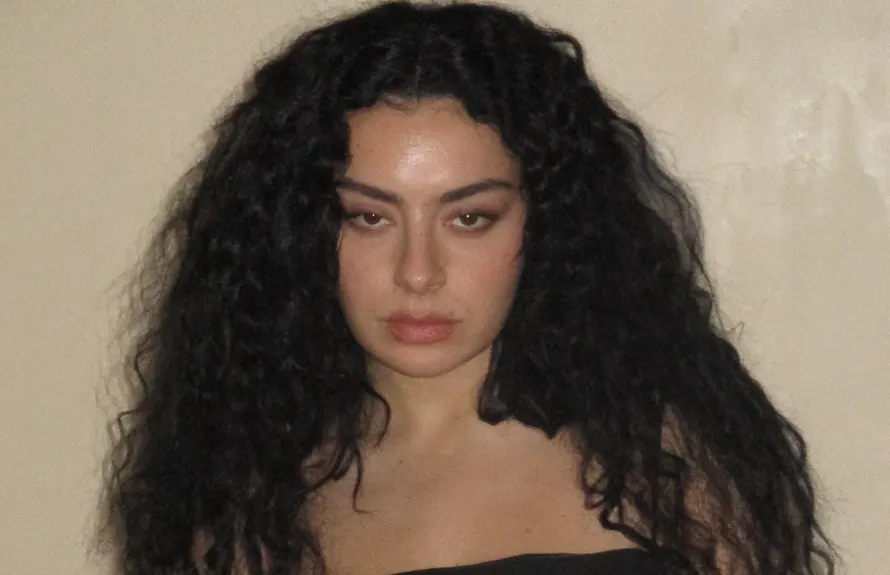 A festa “brat” da Charli XCX continua. Agora com Julian Casablancas, Caroline Polachek e muitos outros convidados