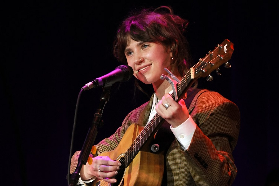 Popnotas – A Clairo fazendo David Byrne nos EUA. O Michael Stipe cantando R.E.M. em rara aparição. E o Oasis confirmado (na Austrália)