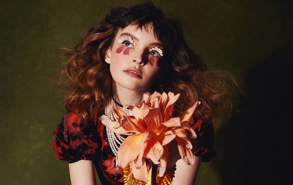 Querendo a liberdade para mandar qualquer um se f****, Lauren Mayberry anuncia primeiro disco sem o Chvrches