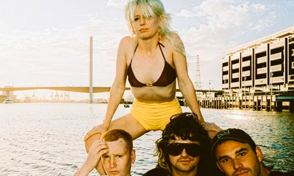 Os punks tão vindo aí. Banda australiana Amyl & The Sniffers vai colar no festival do Offspring, que acontece em março no Brasil