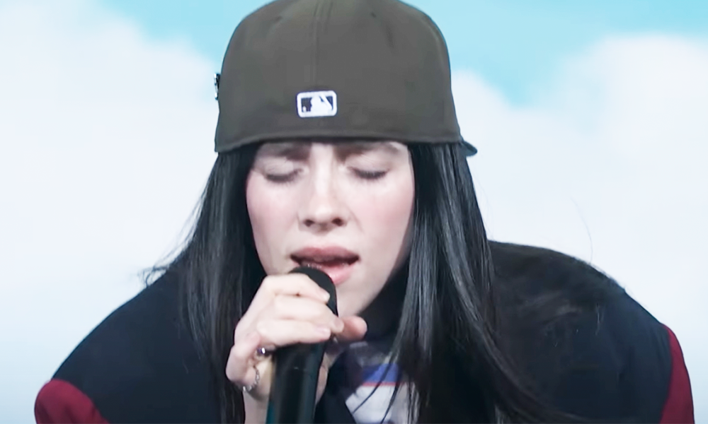 Billie Eilish vai às nuvens no Saturday Night Live. Veja ela ao vivo em “Birds of a Feather” e “Wildflower”
