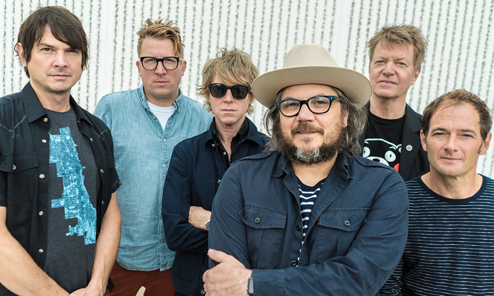 Wilco volta ao Brasil para estrelar o C6 Fest. Evento divulga seu line-up oficial poderoso com Nile Rodgers, as bandas Gossip e The Last Dinner Party, fora os “conhecidos” Air e Pretenders