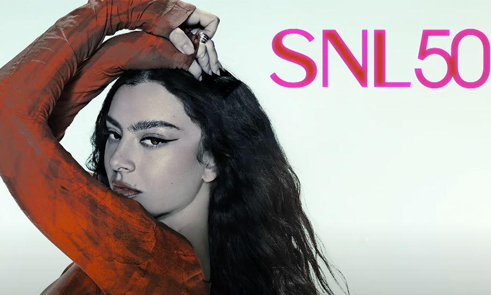 Charli XCX agita o “Saturday Night Live”. Mas acabou  mais legal na zueira do que na música
