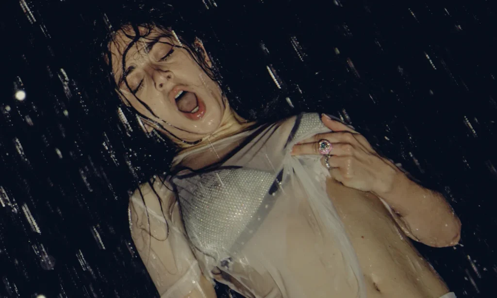 Charli XCX leva seu lindo caos para o cinema. Saiu o trailer de “The Moment”, que estreia no início de 2026