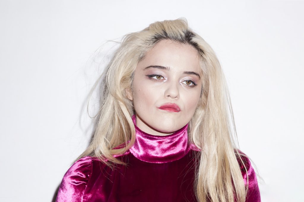 Com a ótima “Leash”, Sky Ferreira ensaia novo retorno. Até quando? Nunca saberemos…