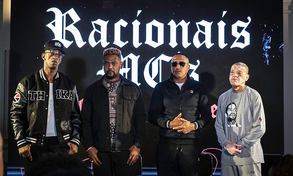 CENA – Aos Racionais o que é dos Racionais. Mostra em SP ilustra em salas por que o quarteto é a maior banda de rap brasileiro da história