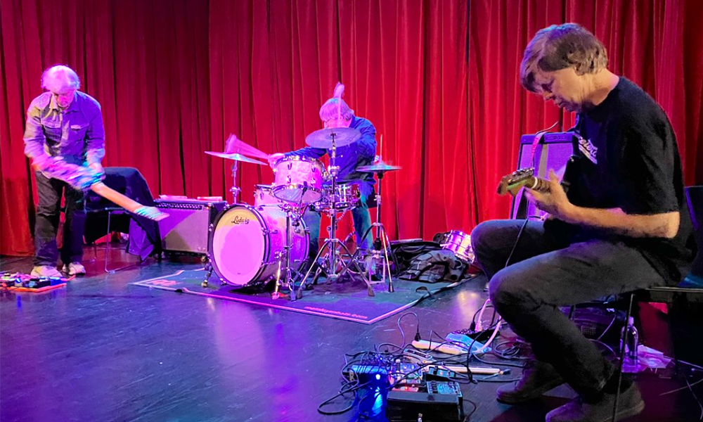 A quase volta do Sonic Youth: Thurston Moore, Lee Ranaldo e Steve Shelley se reúnem em show improvisado e barulhento em NYC. Enquanto isso, a Kim Gordon…