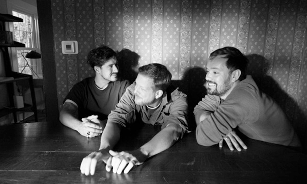 Banda inglesa Mumford & Sons tenta recomeço com novo álbum, single inédito e vídeo cheio de fãs