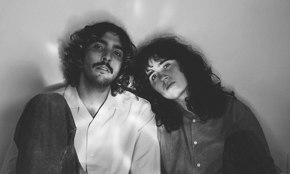 CENA – É solo, mas não é. Das estradas à parceria musical, ouça as primeiras faixas do novo projeto de Sophia Chablau e Felipe Vaqueiro, do Tangolo Mangos