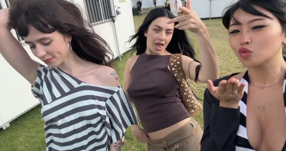 Popnotas – Charli XCX, Clairo e beabadoobee se divertem na Austrália. Despedida do Black Sabbath terá “menos” Ozzy e mais convidados de peso. E a nova banda e primeira música do Camerton Picton, ex-Black Midi