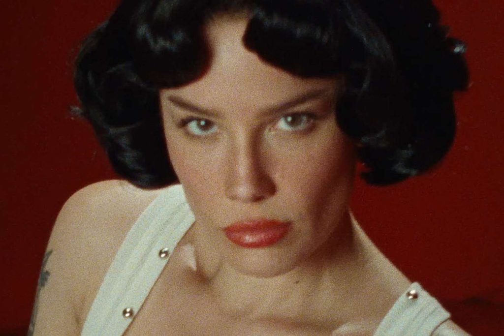 Mais indie do que nunca, Halsey aparece com single punk, vídeo NSFW e faz cover de Rolling Stones em campanha publicitária