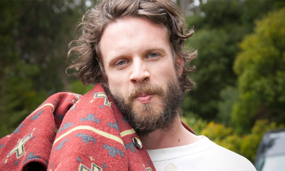 Mais Nirvana. Desta vez é o Father John Misty lançando disco com cover de “Heart-shaped Box”