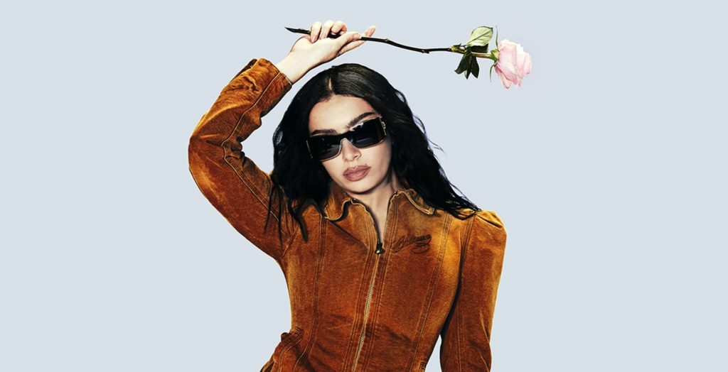 Glastonbury anuncia primeira leva de atrações e terá a Charli XCX “abrindo” o show do Neil Young. Está bom assim?
