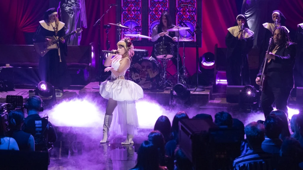 Popnotas – Mannequin Pussy faz estreia na TV e convoca até algumas freiras para cantar. A primeira música do Tortoise desde 2016. E a Hayley Paramore cantando com o Deftones