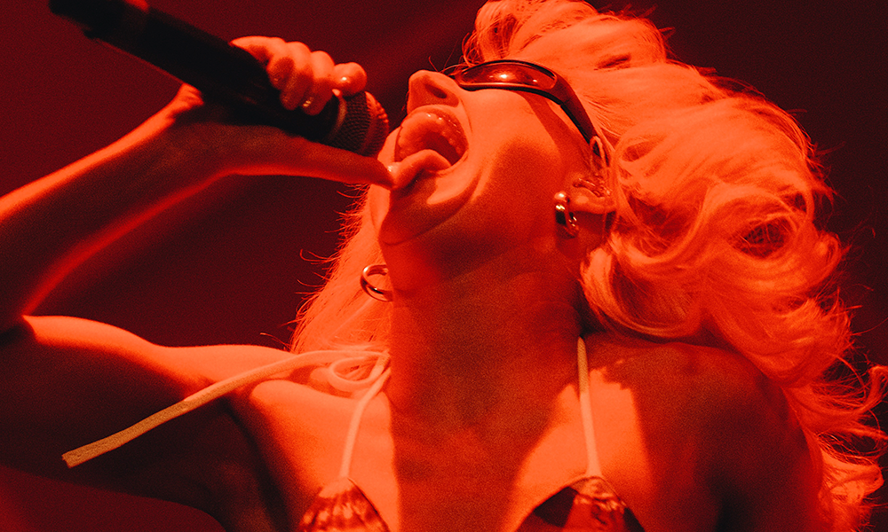 Popload entrevista: Amyl and the Sniffers. Depois de show épico ontem no Cine Joia, banda punk australiano toca cedinho no festival do Offspring neste sábado