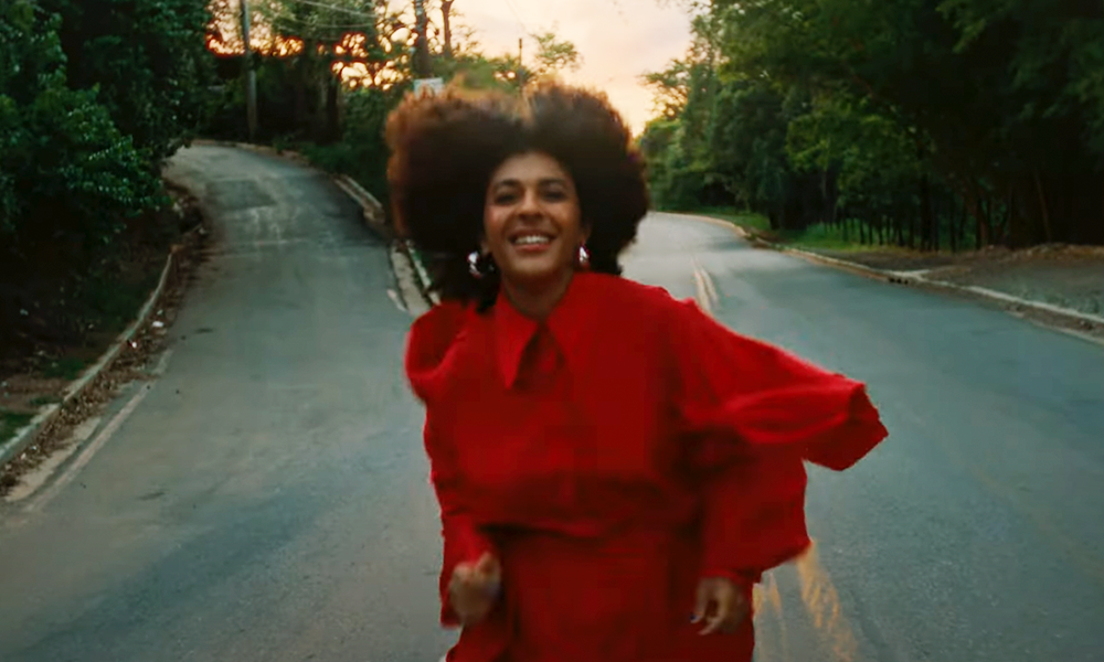 CENA – Josyara solta dois novos singles nos streamings nesta sexta-feira. Mas o vídeo de um deles, para a faixa “Corredeiras”,  você já pode ver agora, aqui