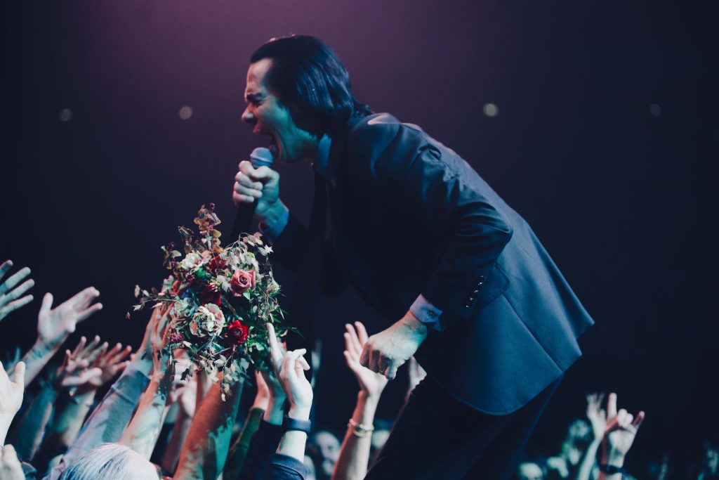 Dor, esperança, amor e destruição: o incrível show de Nick Cave e os Bad Seeds em Paris, completinho, ao nosso alcance