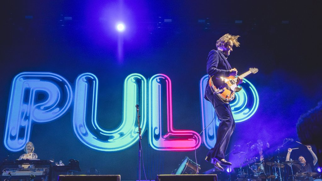 Agora sim, Jarvis. Pulp solta nova música lindona, tipo hit do verão, e anuncia primeiro álbum em quase 25 anos