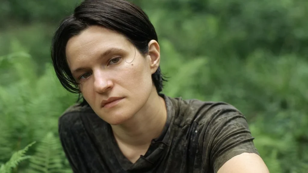 Voz do Big Thief, Adrianne Lenker anuncia disco ao vivo com mais de 40 faixas, com algumas inéditas no meio